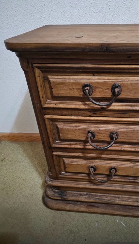 Mobilia de quarto em madeira maciça com colchão incluido.