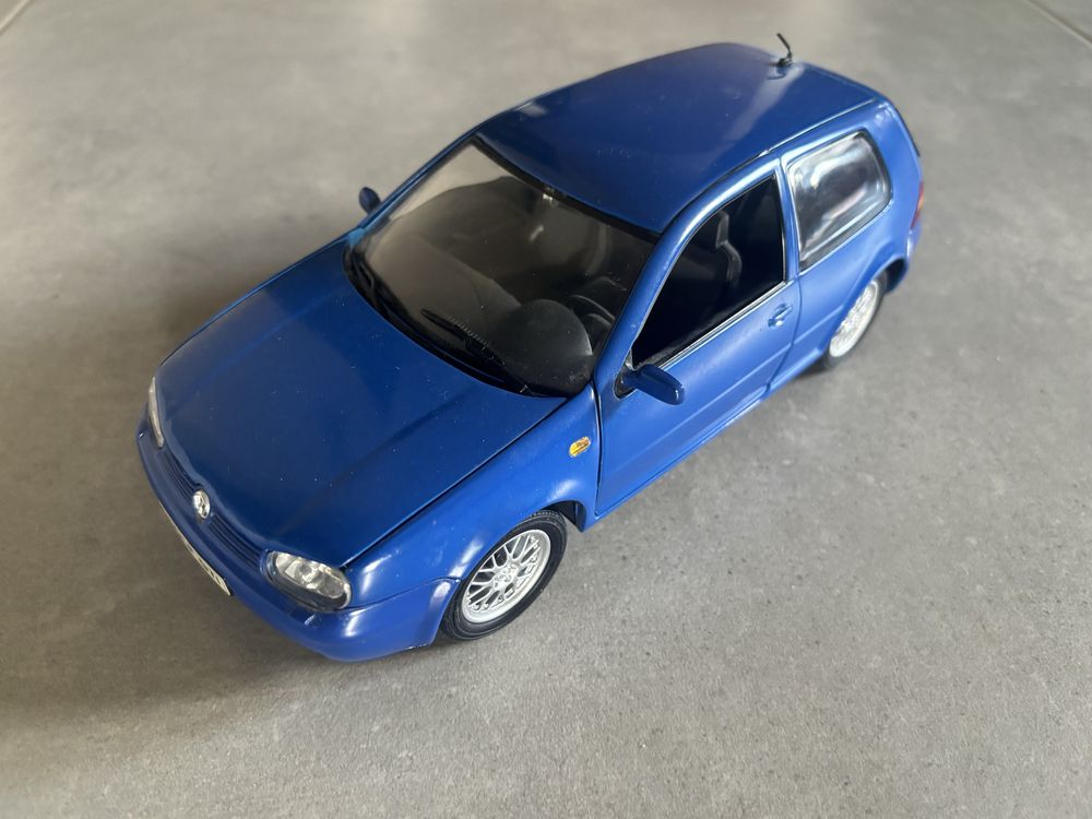 Model Revell skala 1/18 VW Volkswagen Golf 4 GTI niekompletny