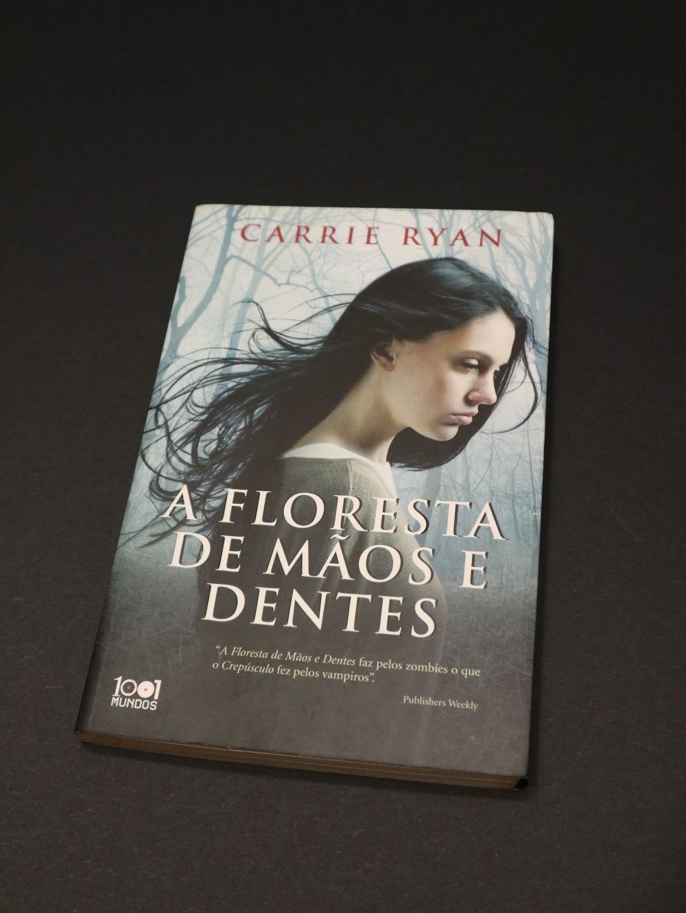 Livro "A Floresta de Mãos e Dentes"