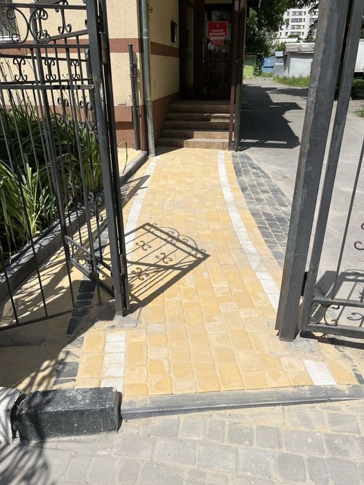 Вкладання бруківки та Та встановлюємо Поребрик