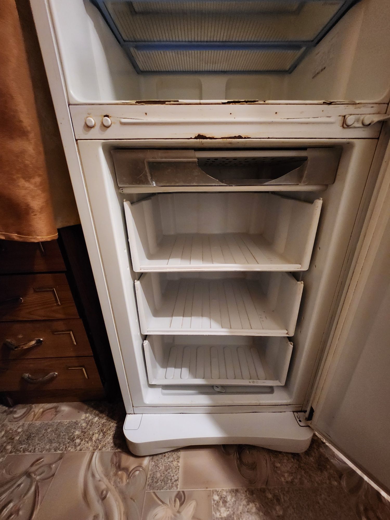 Холодильник Indesit