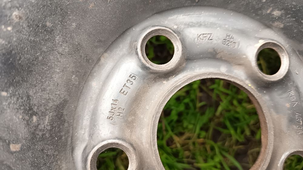 Zimowe opony 14 cali z felgami VW