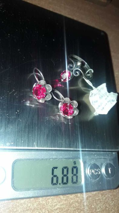 Серебряные серьги с рубином и кольцо с рубином 18размер, комплект