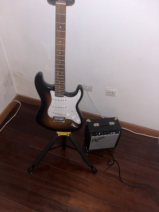 Guitarra Fender + amplificador + tripé