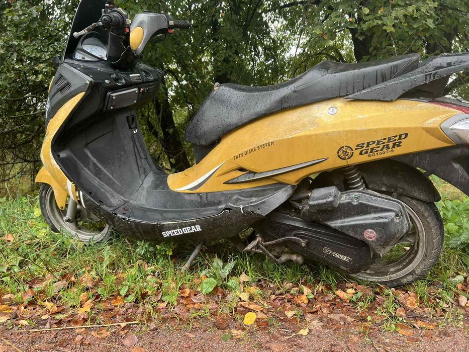 Продам скутер на ходу даю ще один на запчастини