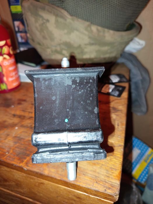 Подушка двигуна Ніссан навара