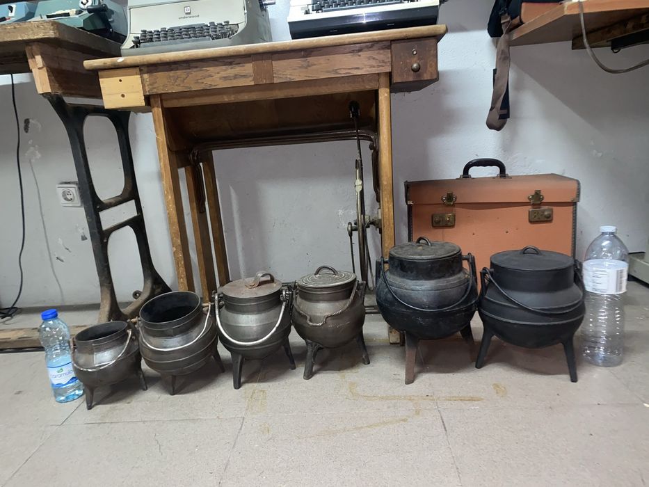 Panelas / potes de tres patas antigos 2 , 3 e 5 litros