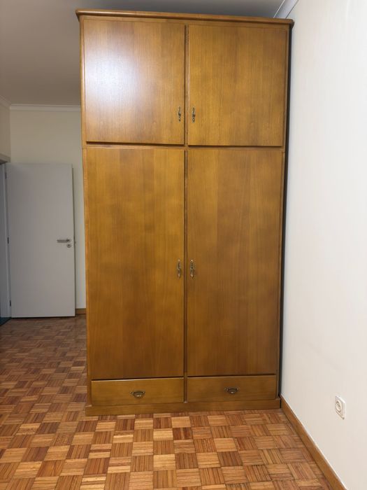 Vendo móvel castanho com bom espaço de arrumos.