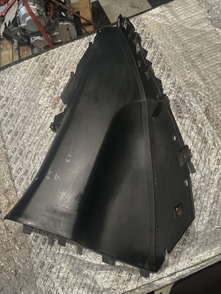 Bmw C1 Podłoga Osłona Wypełnienie 125/200 Plastik Mocowanie M175