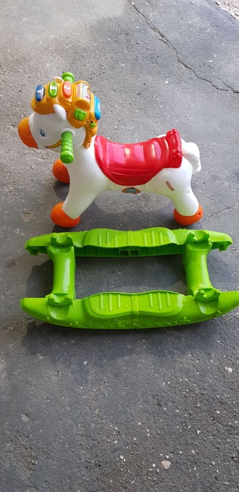 Cavalo clementoni interação crianças