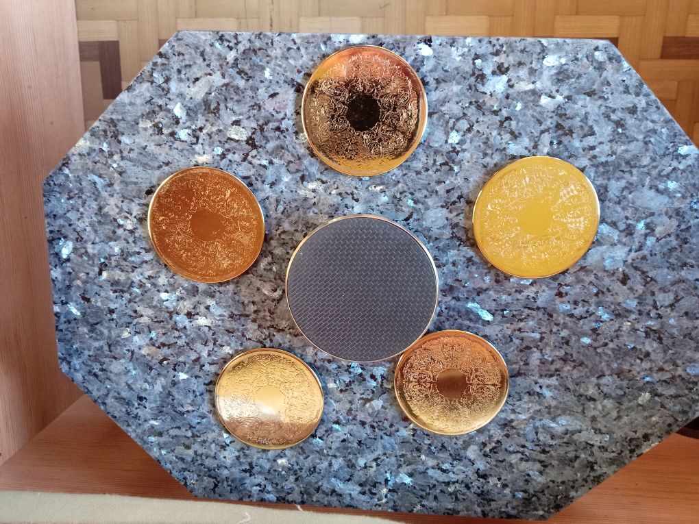 Stojak z podkladkami pod kubki