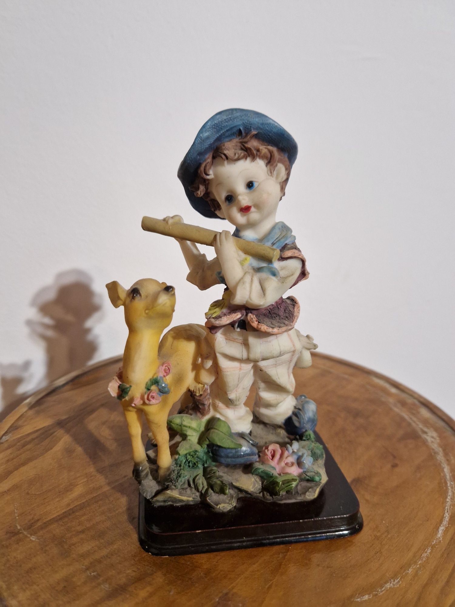 Figurka chłopca z jelonkiem