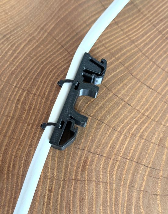 Uchwyt, prowadnica kabla na szynę DIN 35 mm – grubość 12 mm