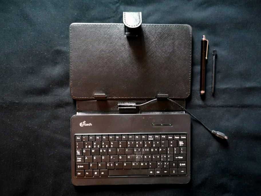 Capa com teclado para tablet 7" nunca usada