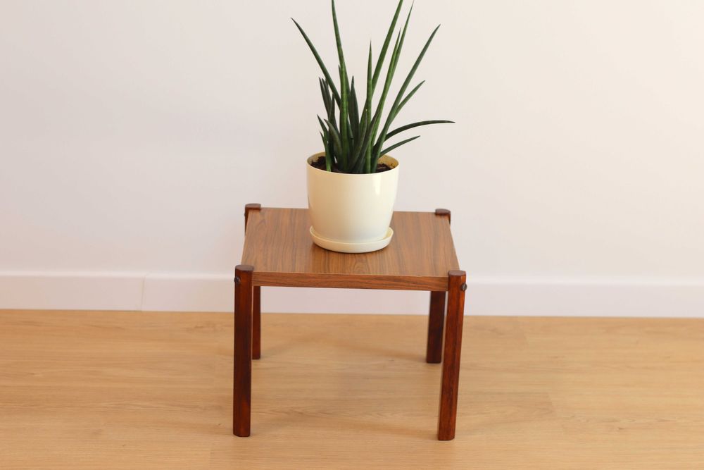 Kwietnik na drewnianych nogach vintage