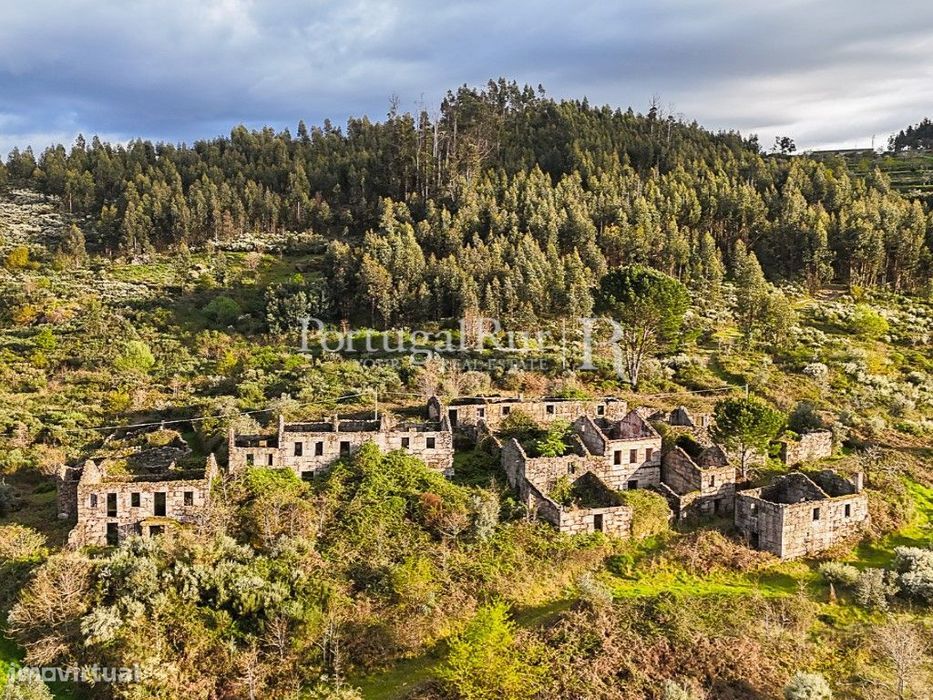 Aldeia desabitada com 25 casas, perto Oliveira do Hospital