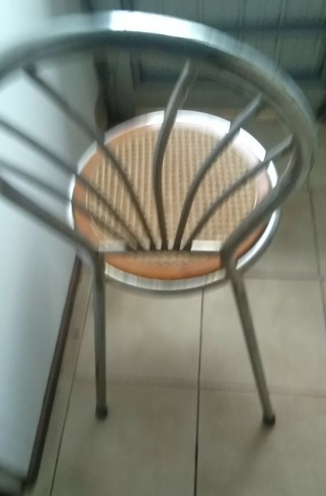 Cadeira em metal com assento em palhinha