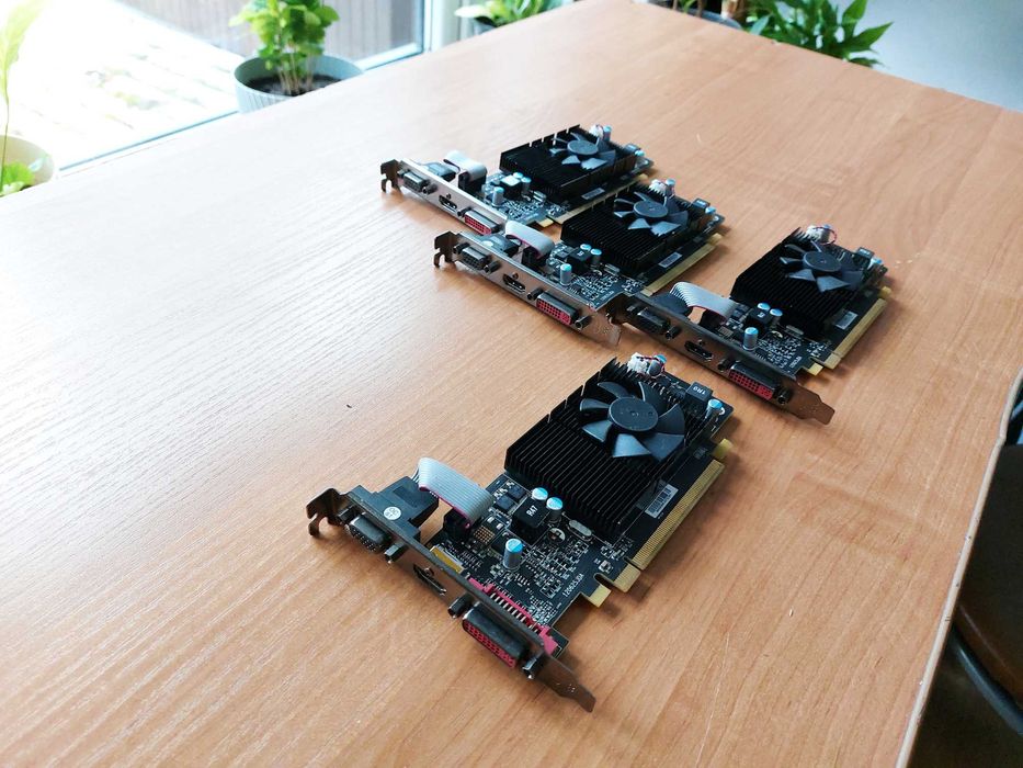 Karta graficzna XFX Radeon HD 6570+Karta graficzna Asus Radeon HD 5550