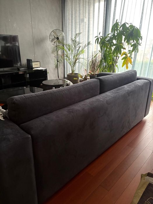 Sofá preto em tecido para sala