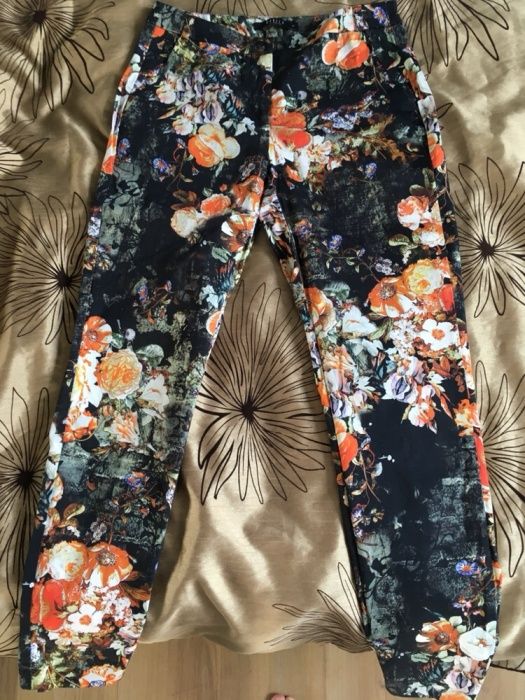 Spodnie w kwiaty Mohito