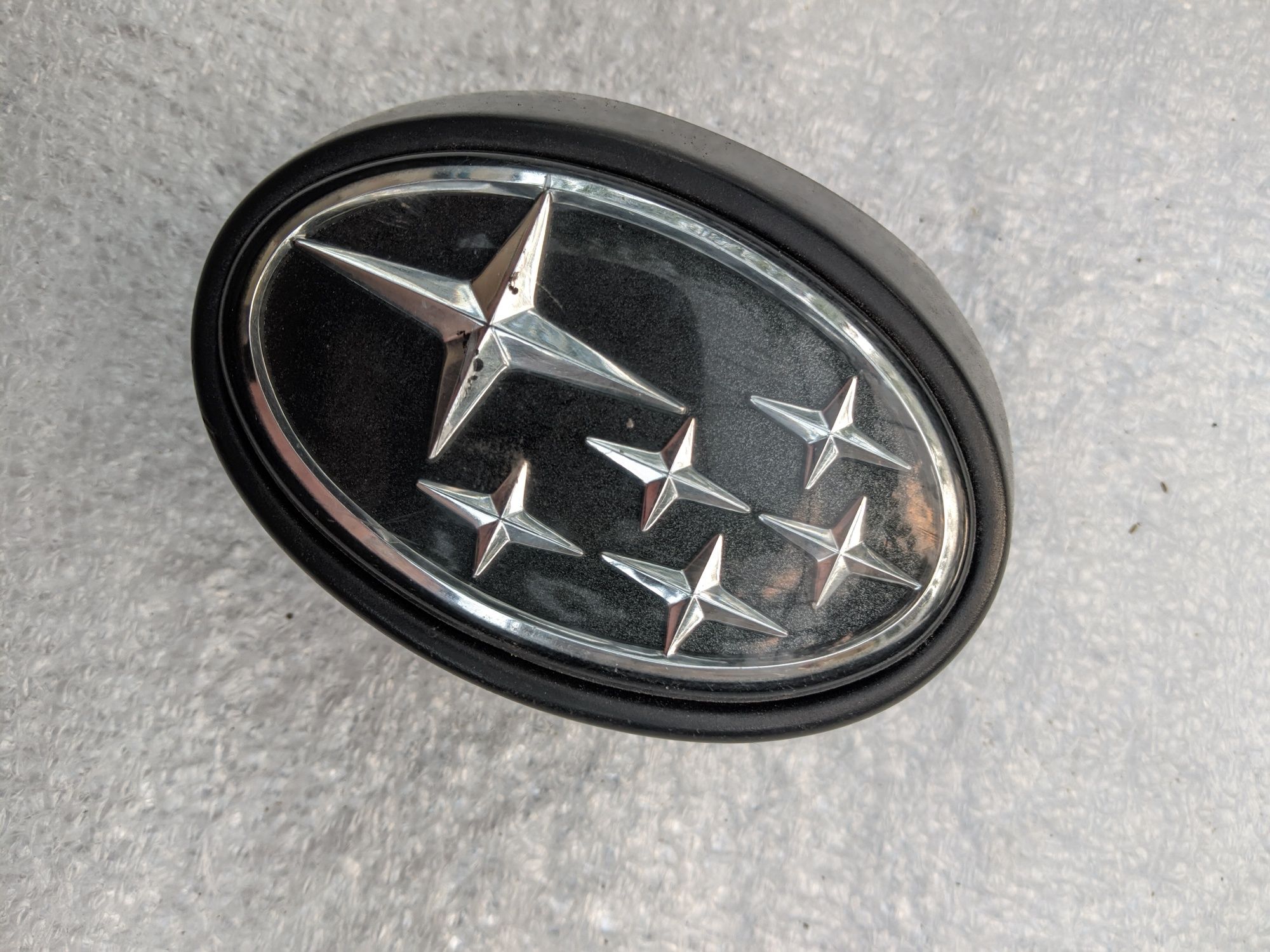 Значек на решетку радиатора Suzuki Swift Subaru Justy