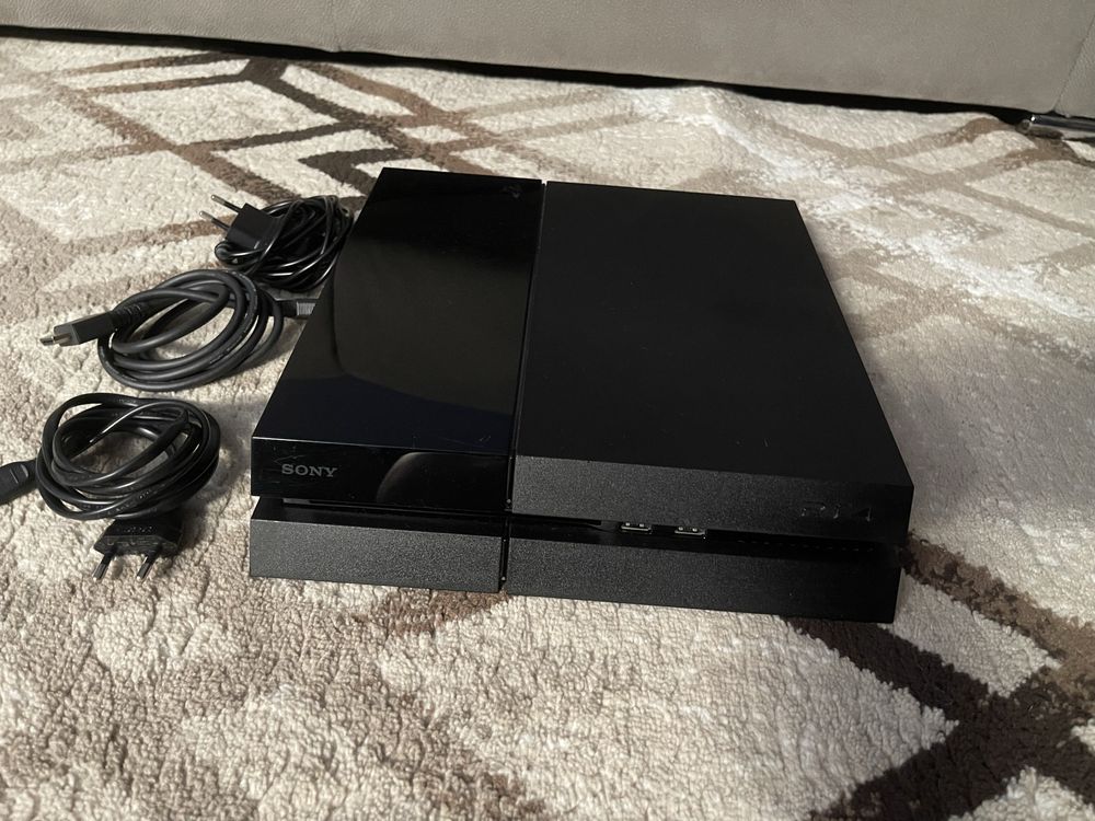 Playstation 4 com 7 jogos e 3 comandos