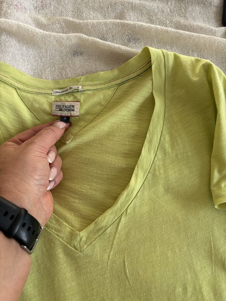 Cytryniwa koszulka w serek damska tommy hilfiger