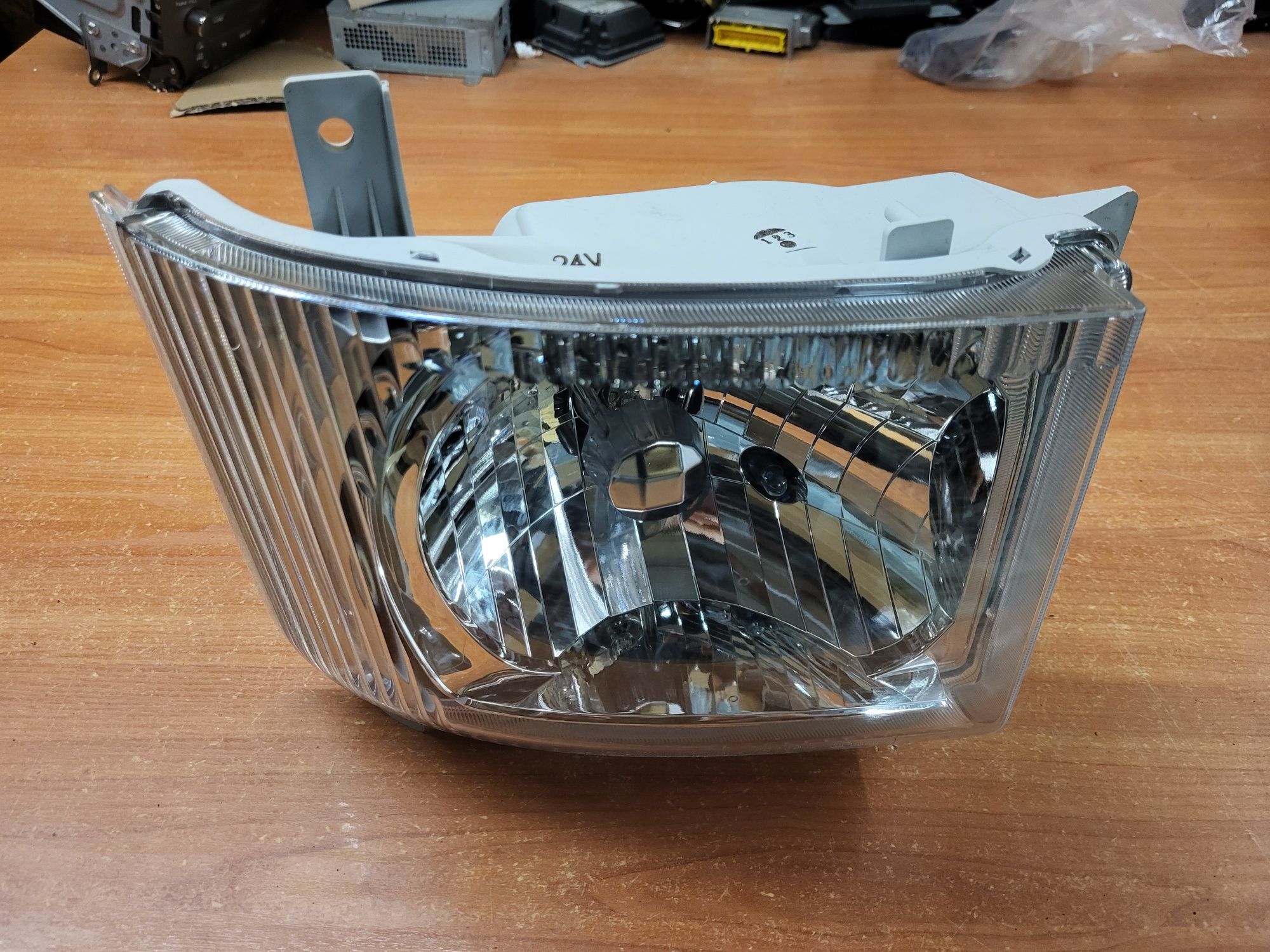 Isuzu N35 M25 I25 lampa prawa przednia eu OEM