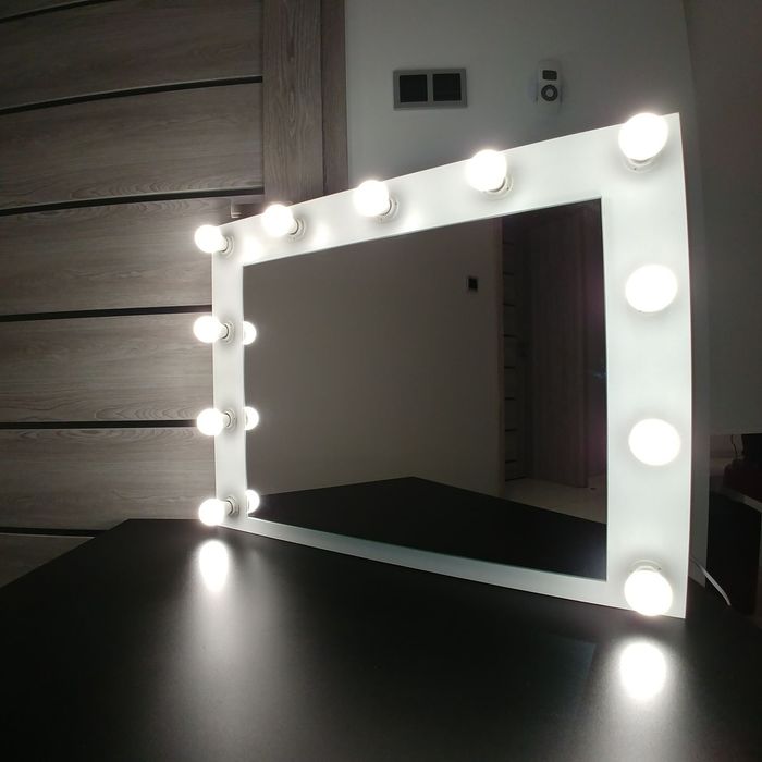 Lustro make up do makijażu wizażu Led podświetlane toaletka żarówkami