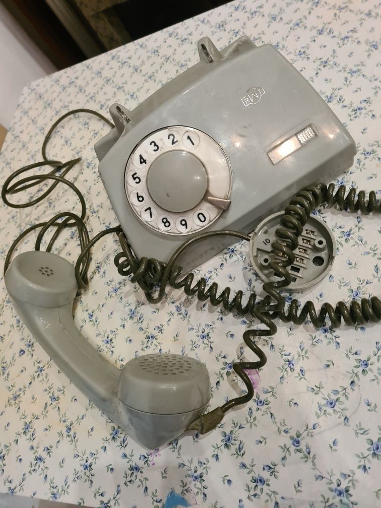 Telefon PRL stary
