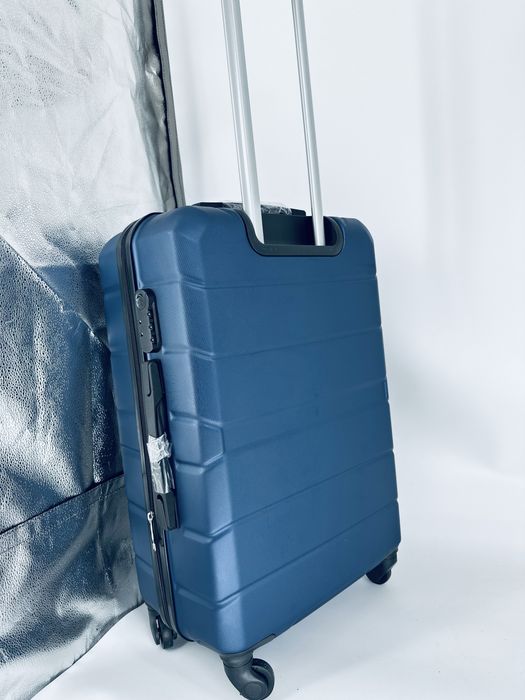 Nowa średnia walizka abs/ walizki