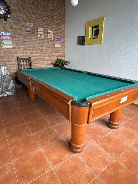 Mesa de SINUCA / SNOOKER com 15 bolas e tacos impecável