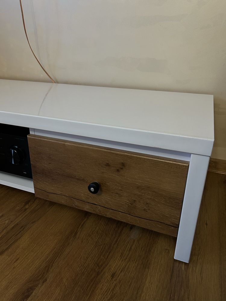 Pojemna solidna szafka pod telewizor z szufladami