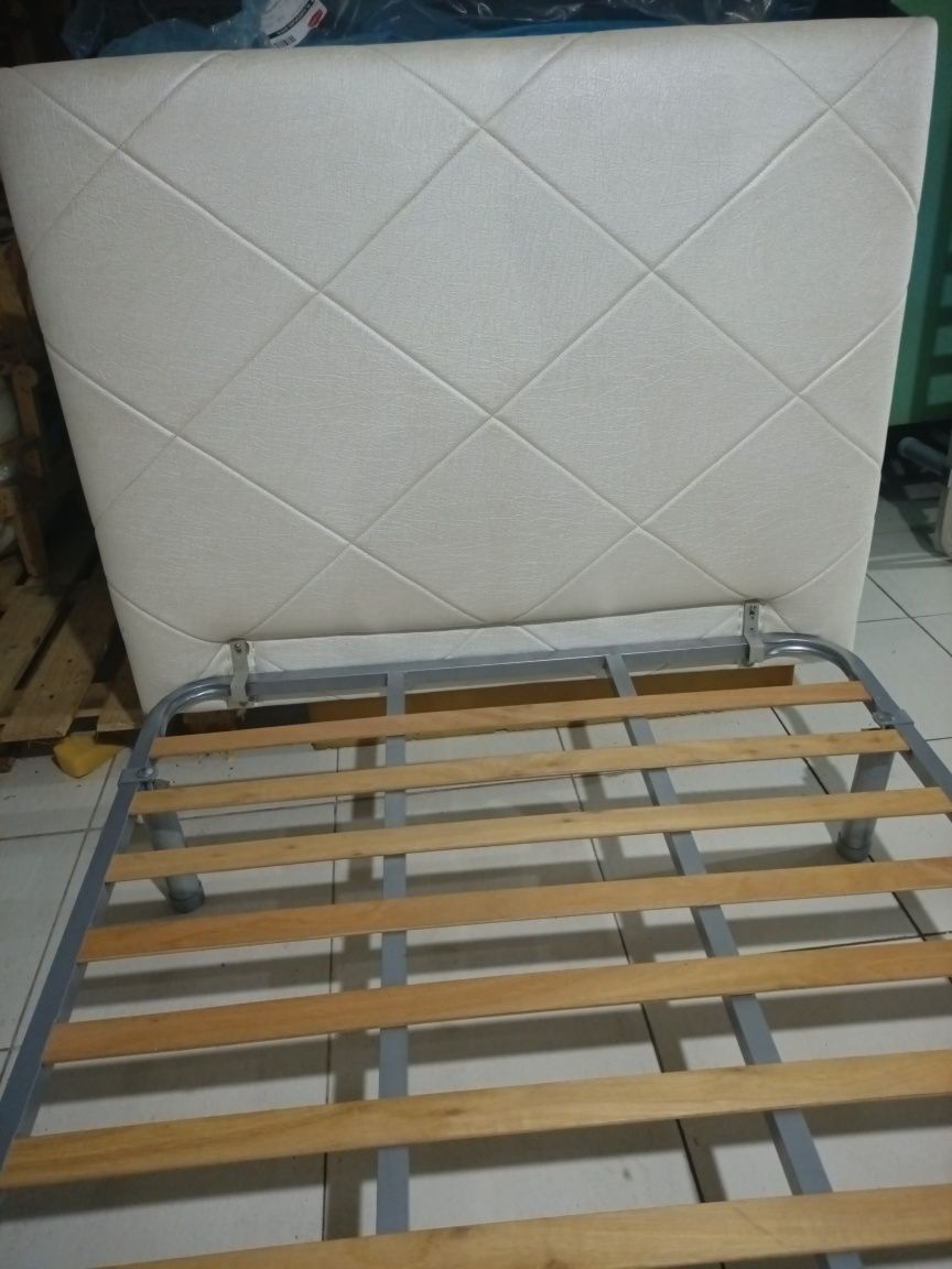 Estrado de cama com pés e cabeceira