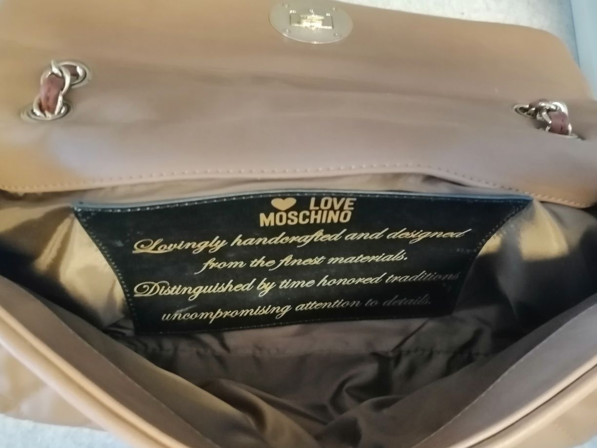 Mala Moschino em pele castanha