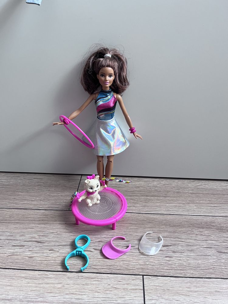Barbie gimnastyczka z akcesoriami trampolina piesek hula hop