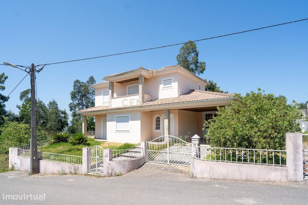 Moradia T4 de dois pisos, com cave, garagem, vidros duplos, jardim e l