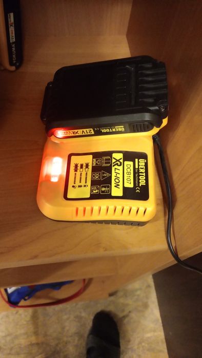 Übertool 8 baterii wraz z ładowarką