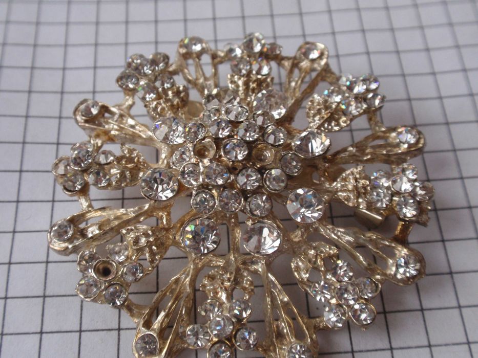 Брошь  снежинка.