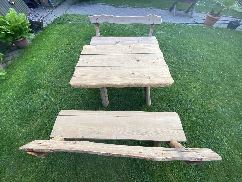 Drewniane rustykalne góralskie stoły biesiadnez ławkami do restauracji