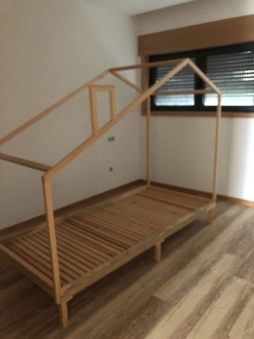 Cama Montessori madeira natural feita em carpintaria