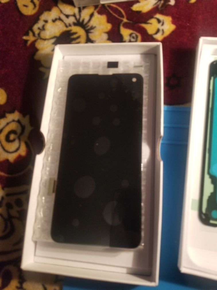 Дисплей Samsung s10E з рамкою і без