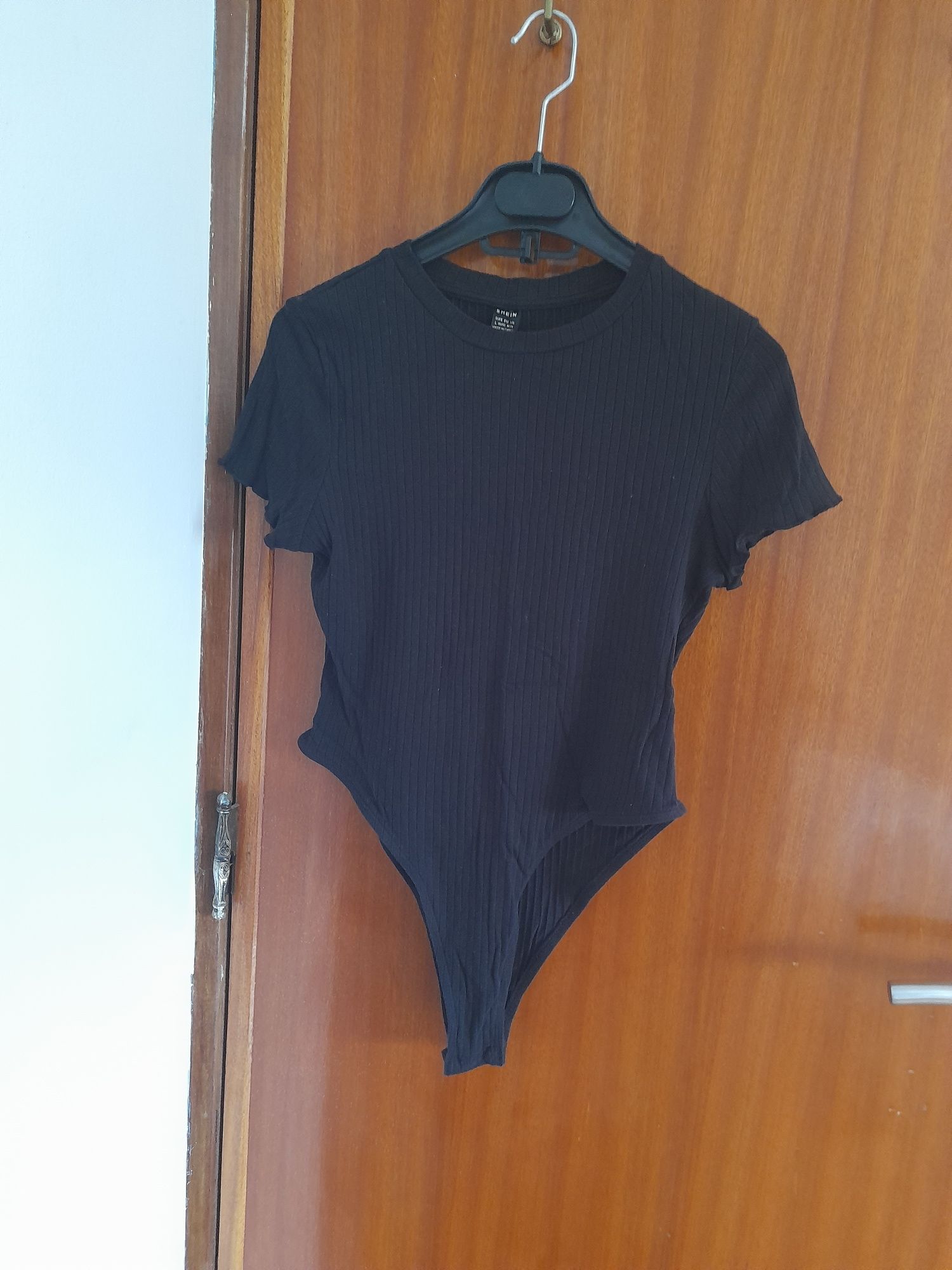 Body preto com portes incluídos