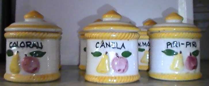 Conjunto de 20 Frascos em loiça pintada à mão