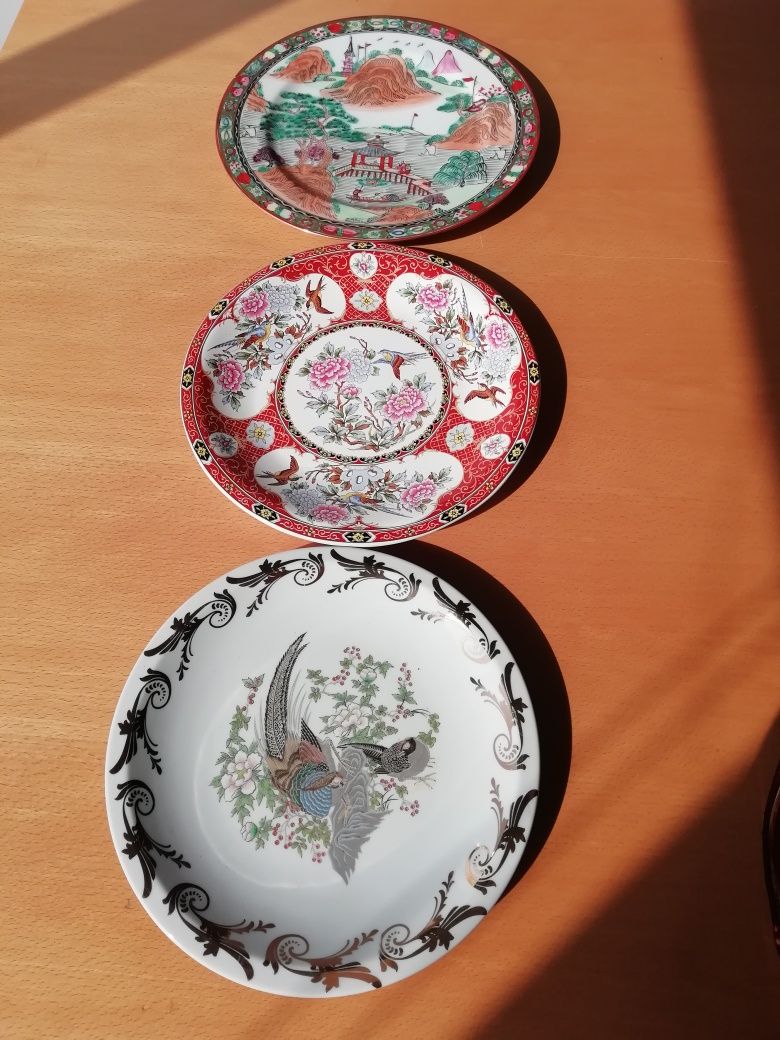 Conjunto de pratos de porcelana japonesa.