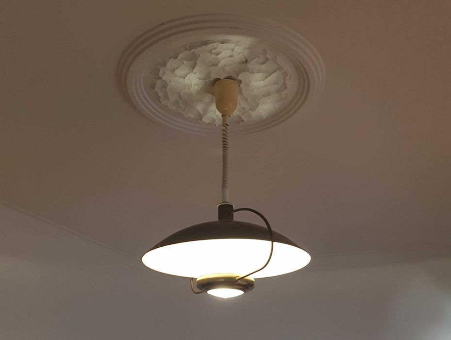 Belo Candeeiro de teto em bronze e vidro, com 57cm de envergadura