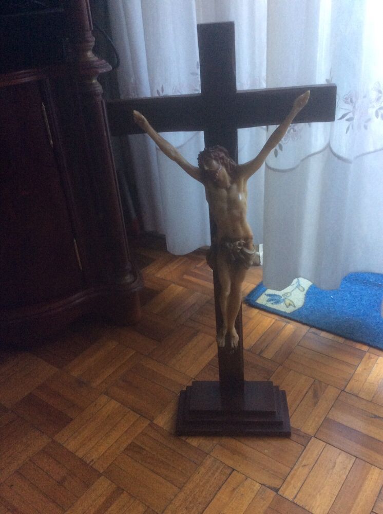 Crucifixo em marfinite em bom estado