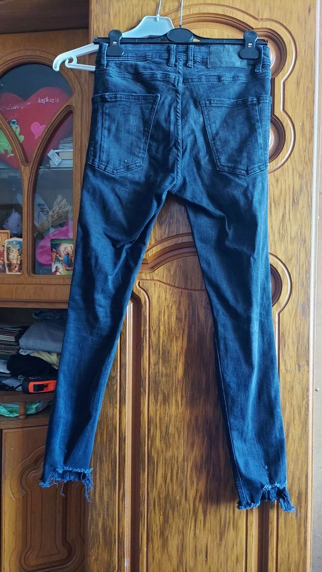 Spodnie jeansowe z dziurami 27.