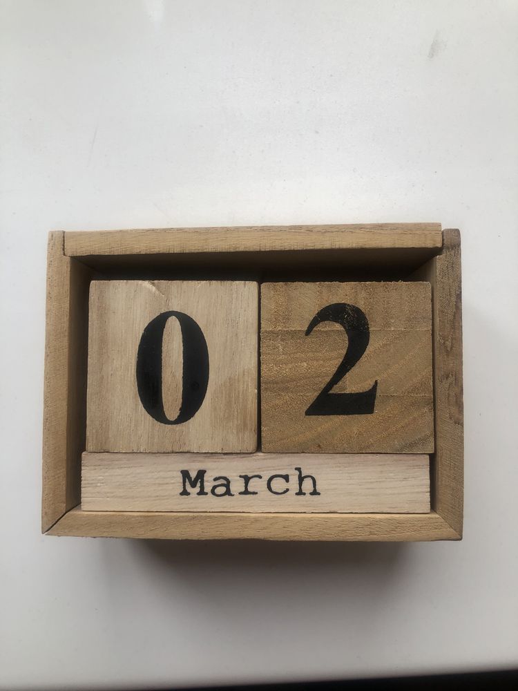 Дерев'яний вічний календар кубики