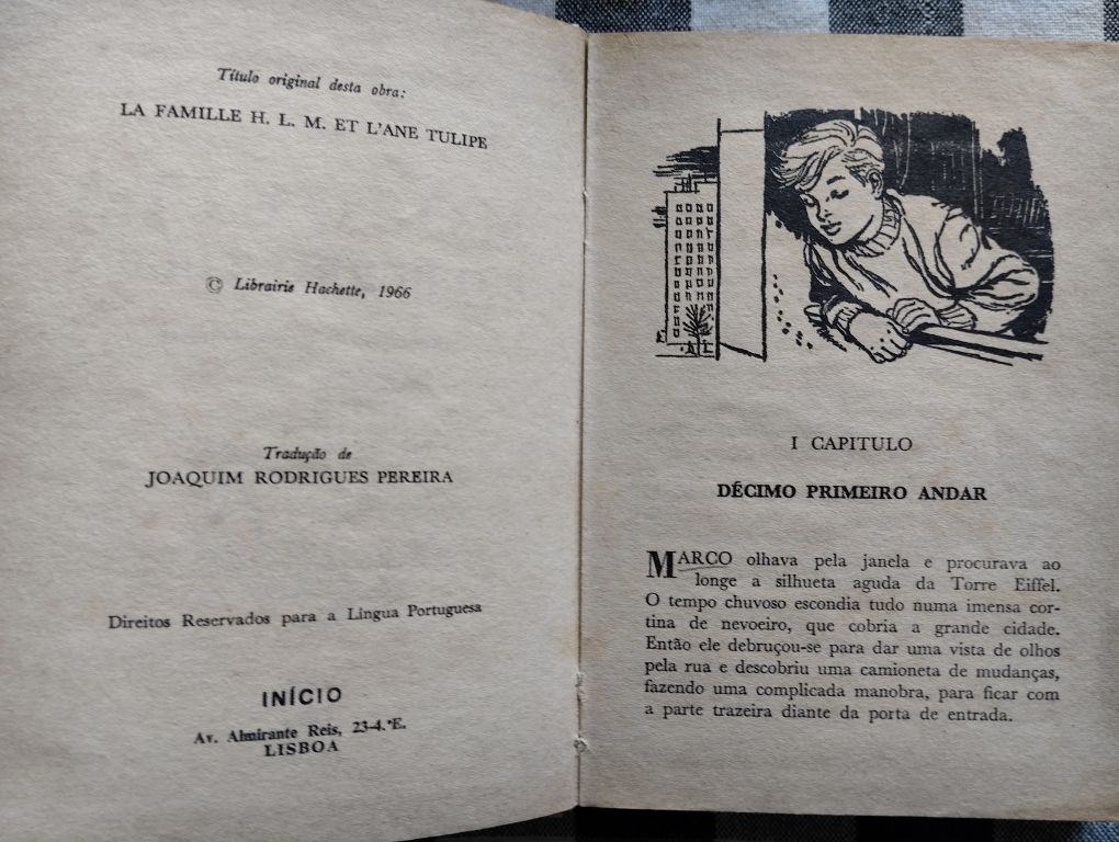 Livros antigos com marcas de desgaste de tempo e de uso